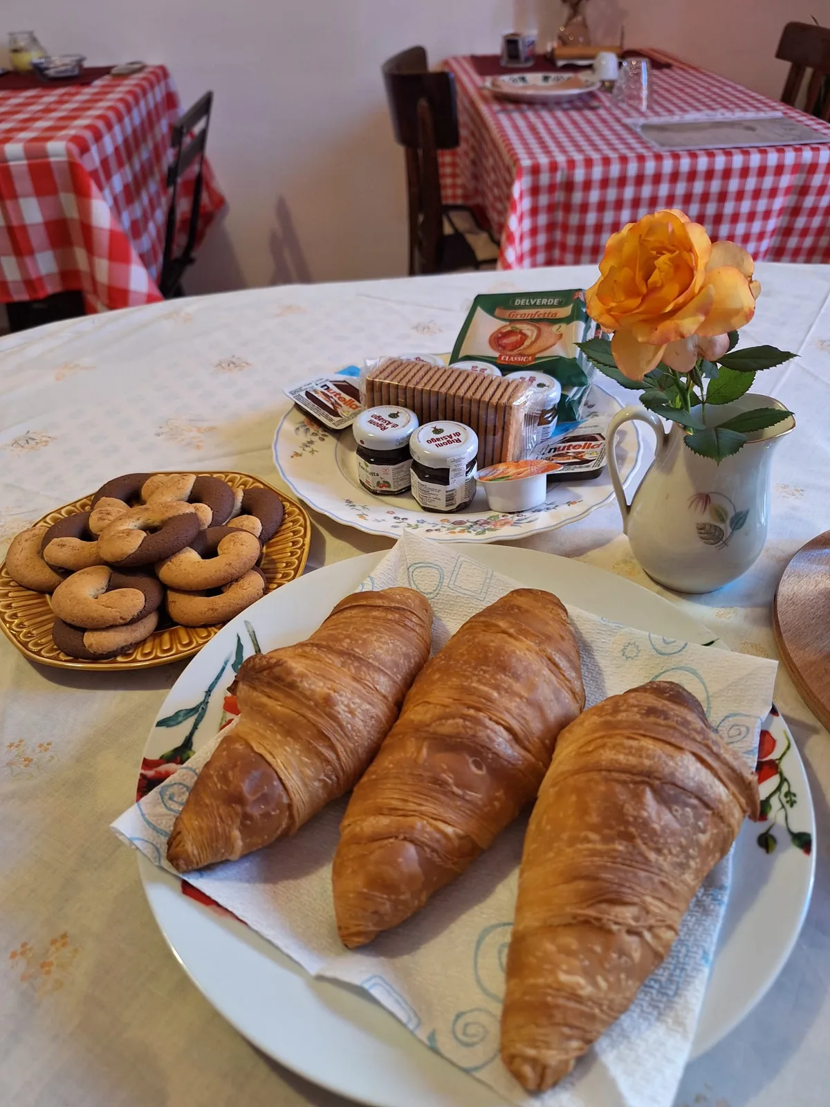 Cornetti, ciambelline e marmellate sul tavolo della colazione