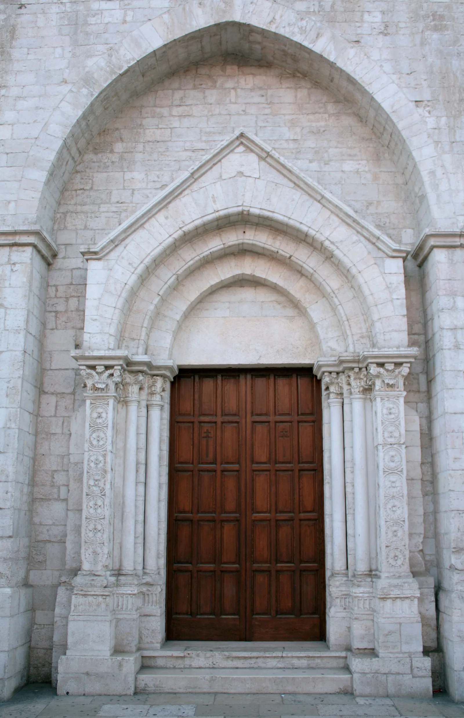 Il portale gotico del Santo Sepolcro, Barletta