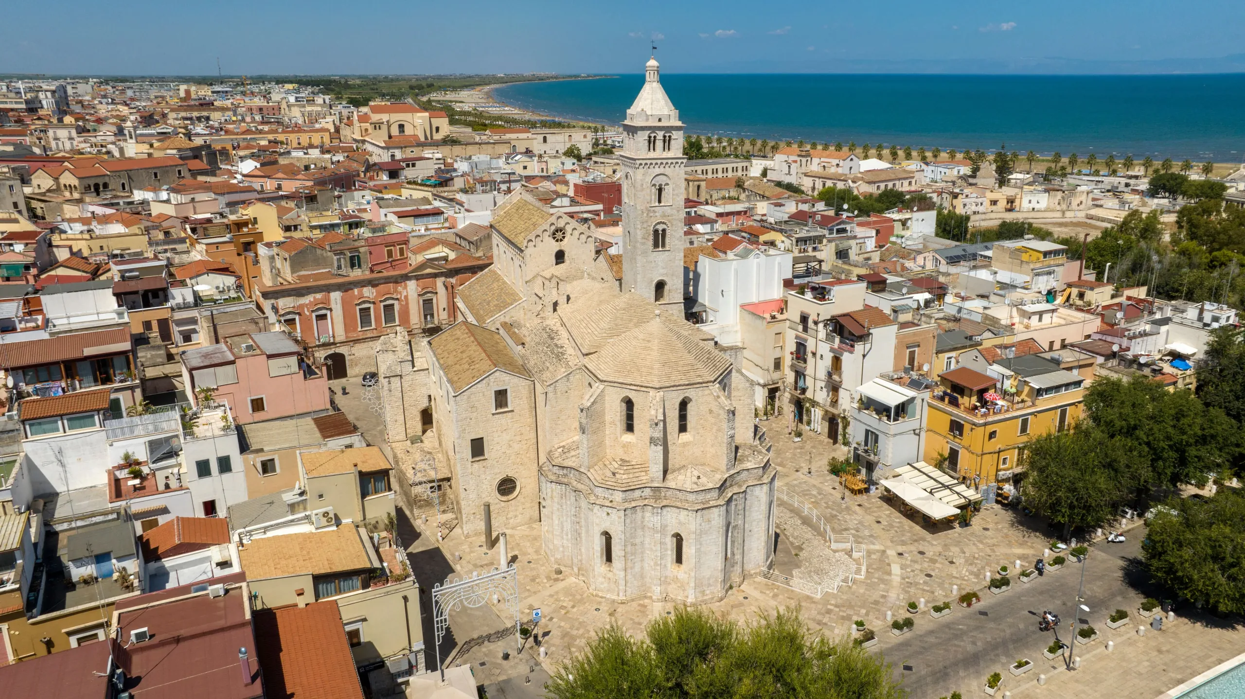 Barletta dall’alto: il centro storico, il castello e il porto